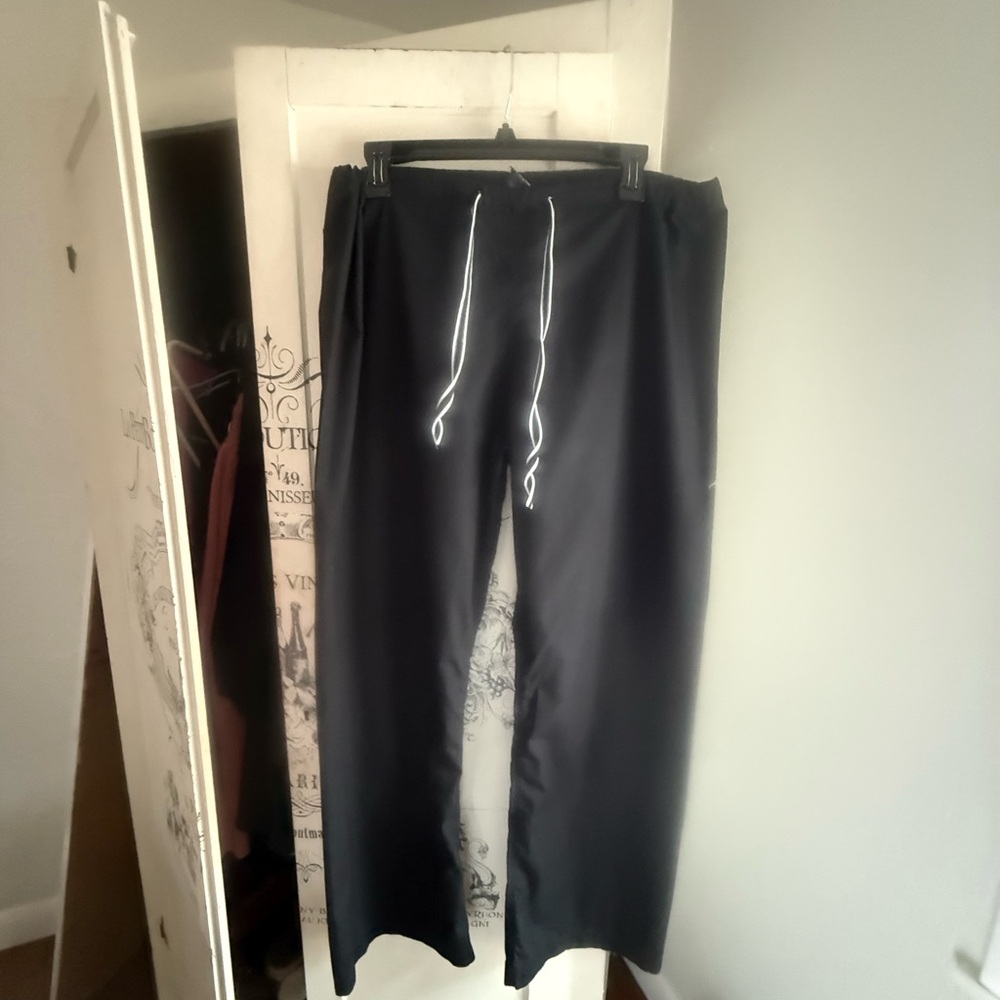 Very Gently Preowned Blue Sky Shelby Black/White Skinny Scrub Set - Picture 3 of 14